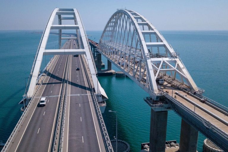 В пробке на Крымском мосту стоят 260 автомобилей