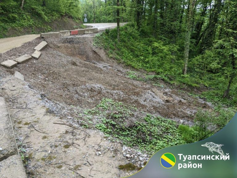 Под Туапсе продолжается сход оползня, который разрушил участок автодороги