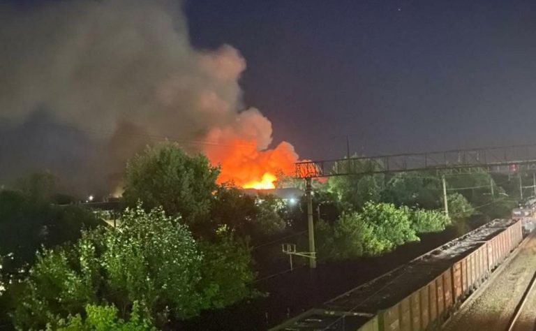 В Абинске произошёл крупный пожар в мебельном цехе