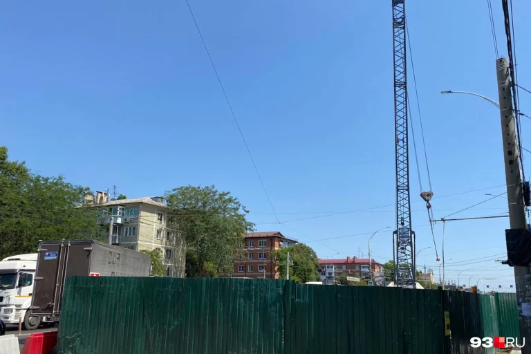 В Краснодаре жильцы пятиэтажки заявили, что в доме появились трещины из-за строительства подземного перехода