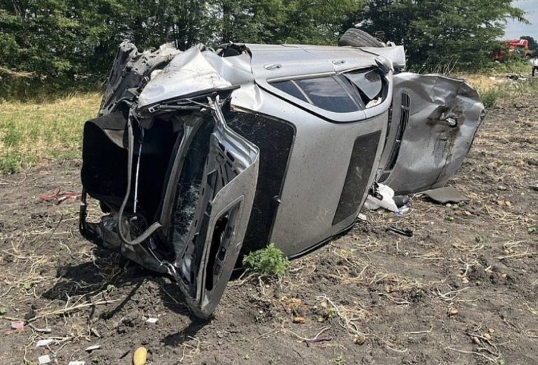 На Кубани иномарка опрокинулась с трассы в поле, два человека погибли до приезда «скорой»