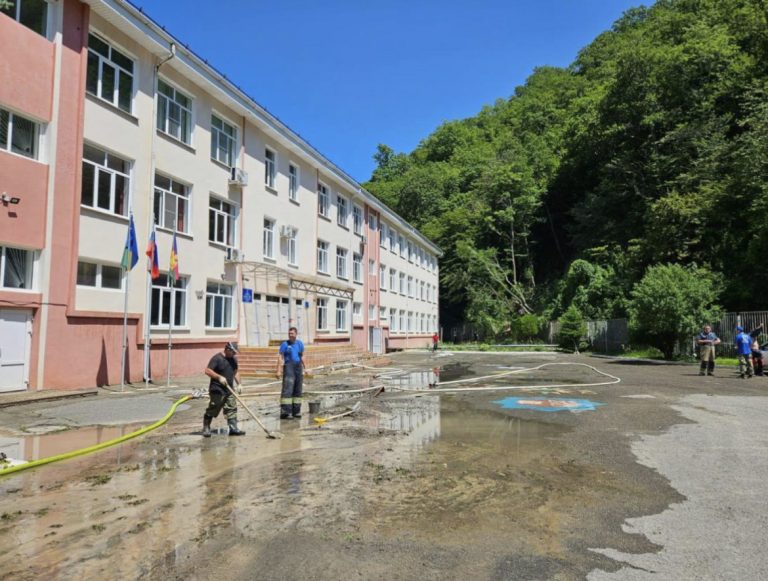 В Туапсинском районе расчистили школу, которая пострадала в результате удара стихии