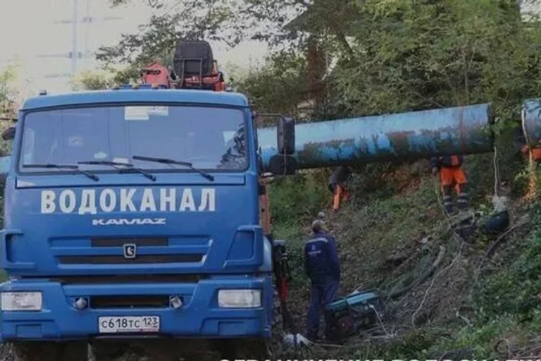 В Сочи 15 сел остались без воды из-за схода оползня
