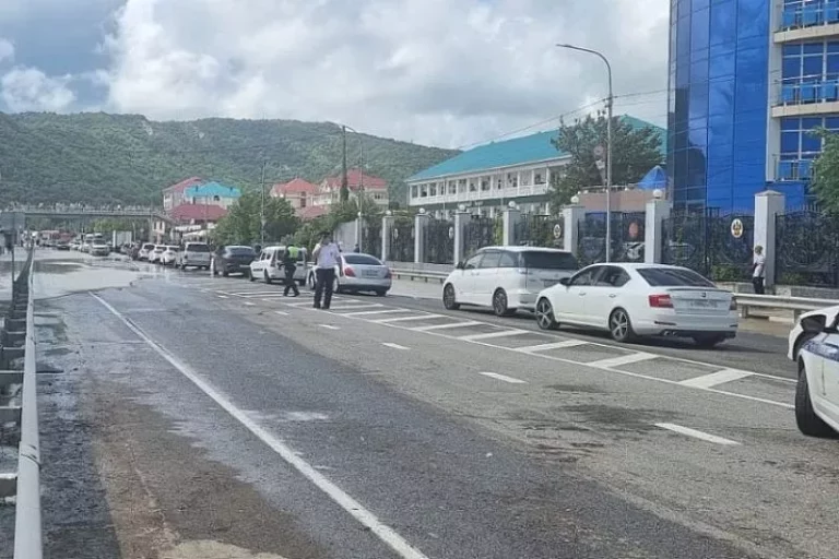 Перед Крымским мостом скопилась очередь из более 500 автомобилей