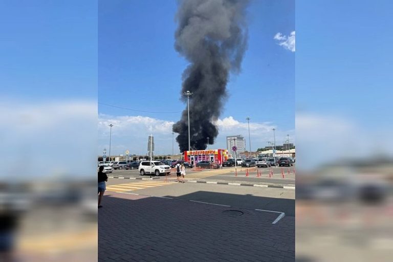 В Краснодаре полностью сгорело здание в районе Ростовского шоссе