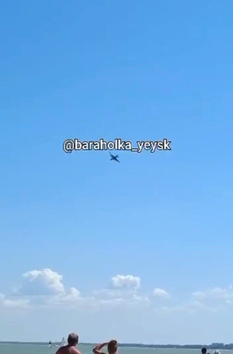 Рядом с Ейском упал в море военный самолет Су-25
