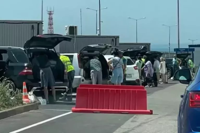Со стороны Керчи при въезде на Крымский мост образовался затор из более 700 машин