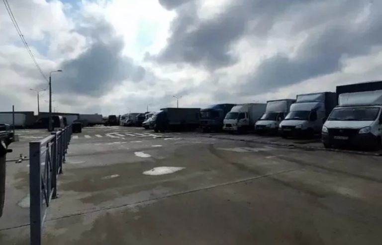 Со стороны Кубани в очереди на Керченскую переправу стоят 124 грузовика и 4 автобуса