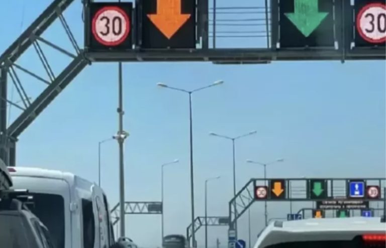 Движение транспорта возобновили на Крымском мосту