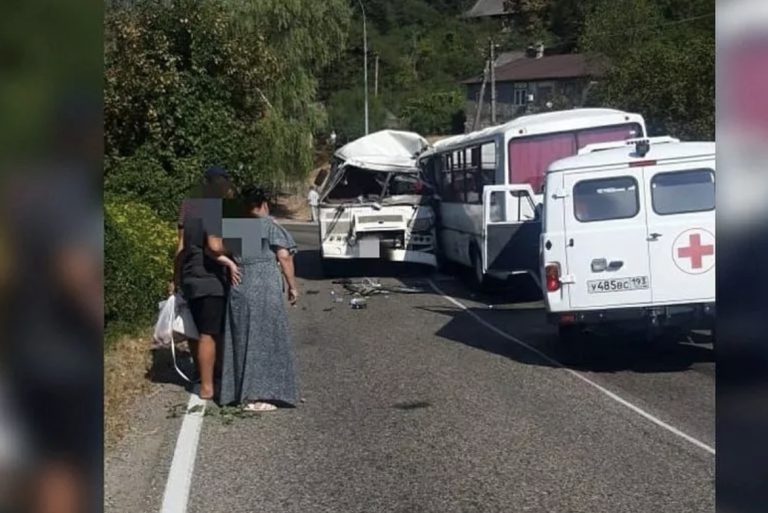 Под Туапсе произошло ДТП с двумя пассажирскими автобусами