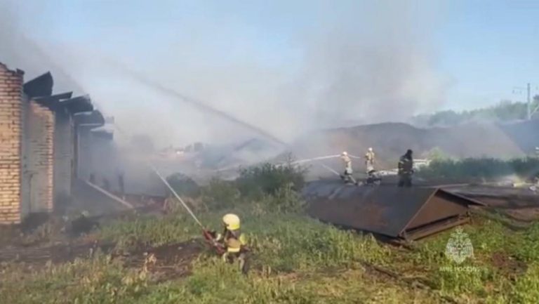 В Новопокровском районе пожарные всю ночь тушили склад с шелухой