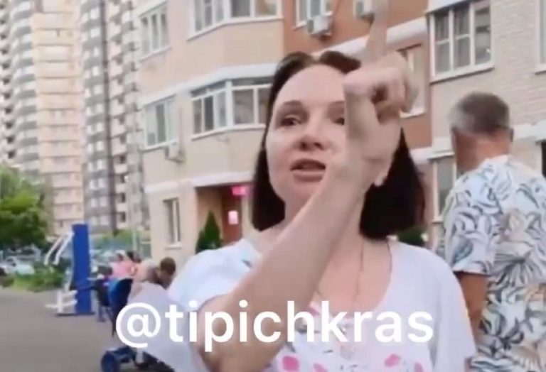 На женщину, которая пожаловалась на плетение маскировочных сетей во дворе, завели дело о дискредитации армии