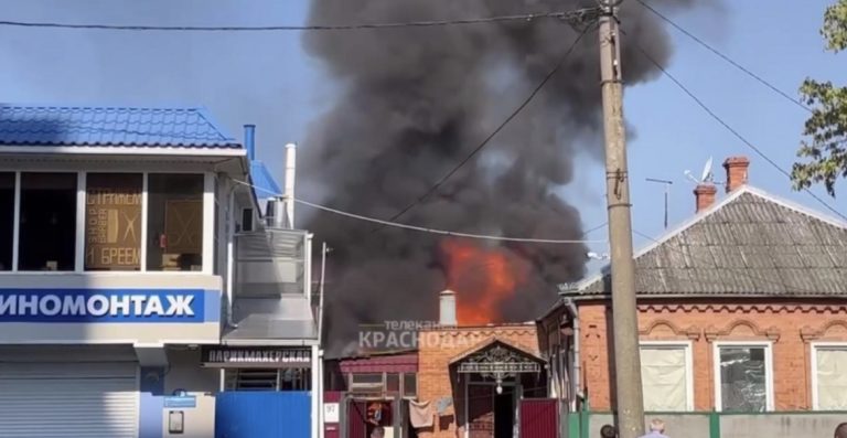 В Краснодаре потуши горящий  дом на площади 170 кв. метров