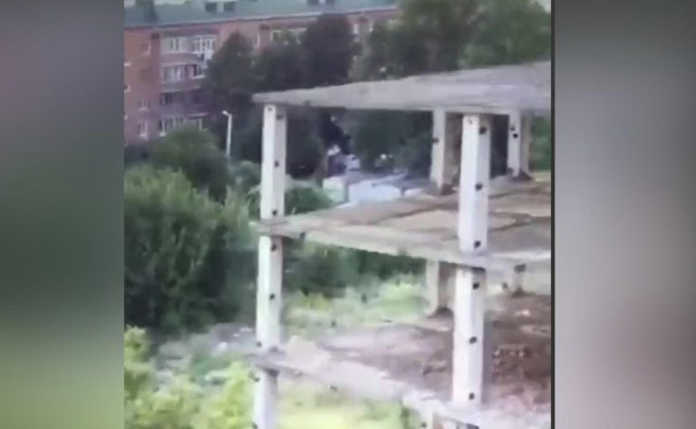 Закружилась голова: в Краснодаре 7-летний мальчик сорвался с недостроя
