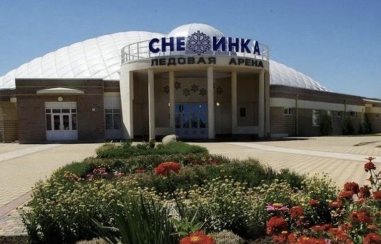 Из-за сильной жары в Ейске растаяла ледовая арена