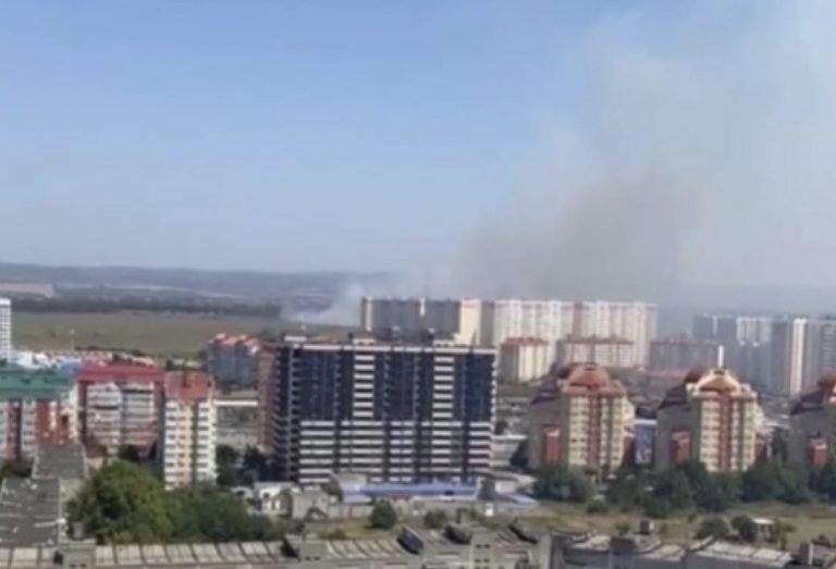 Рядом с Супсехским шоссе в Анапе полыхает свалка на площади 200 кв. метров