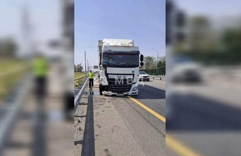 На Кубани фура врезалась в легковушку, водитель которой менял колесо