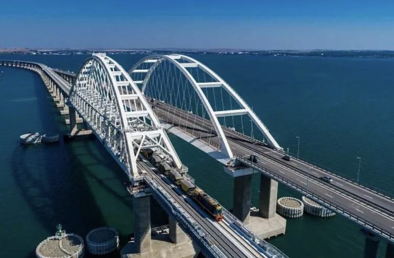 На Крымском мосту из-за ремонтных работ приостановлено движение автотранспорта