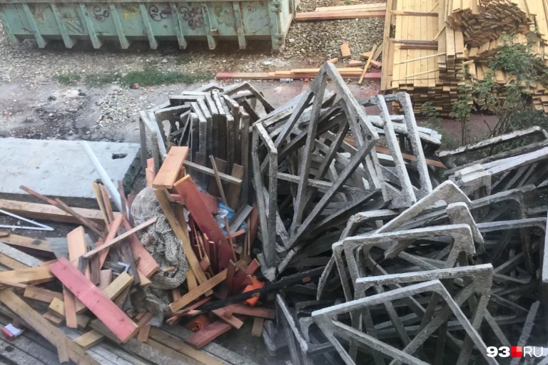Жильцы дома в Краснодаре, где взорвался газ, пожаловались на мусор под окнами