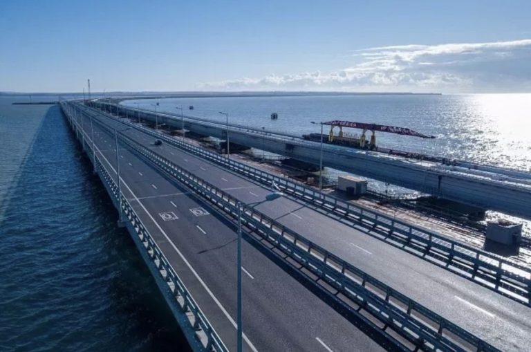 На Крымском мосту восстановили движение транспорта