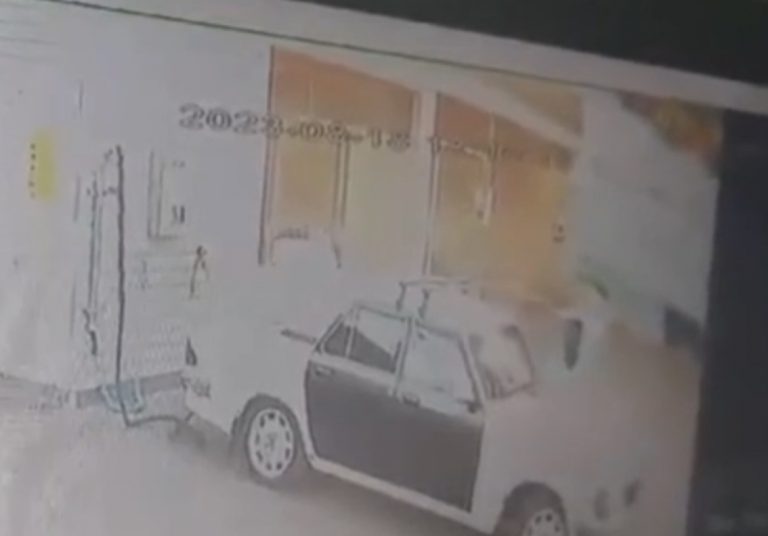 В Краснодаре подросток на автомойке распылил газ из баллончика в лицо 2-летней девочки
