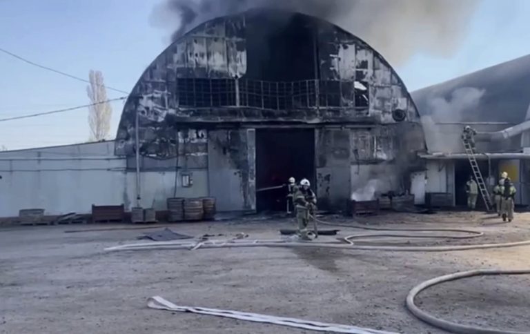В Краснодаре загорелся склад на площади 700 квадратных метров
