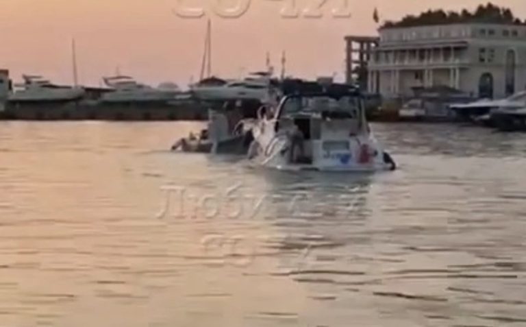 В море Сочи чуть не утонул катер с туристами