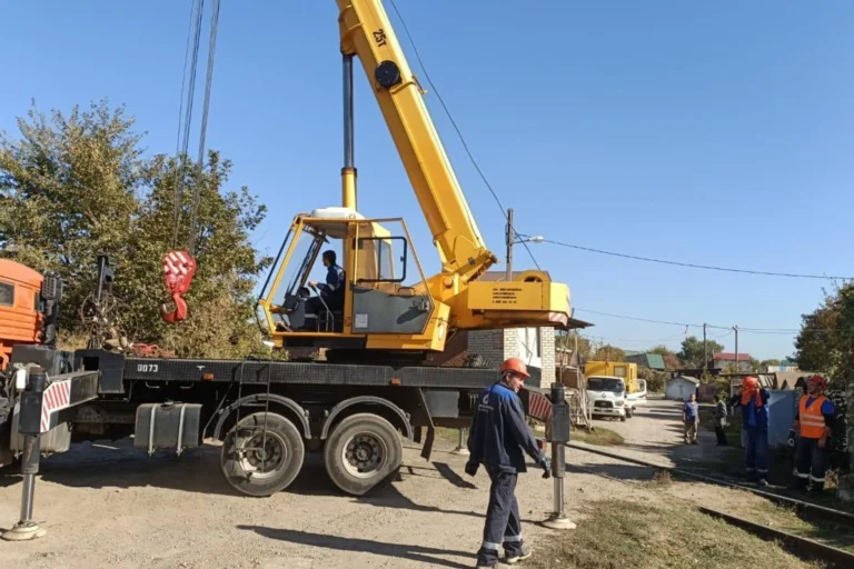 В Краснодаре из-за прорыва канализации обвалился грунт под ж/д путями