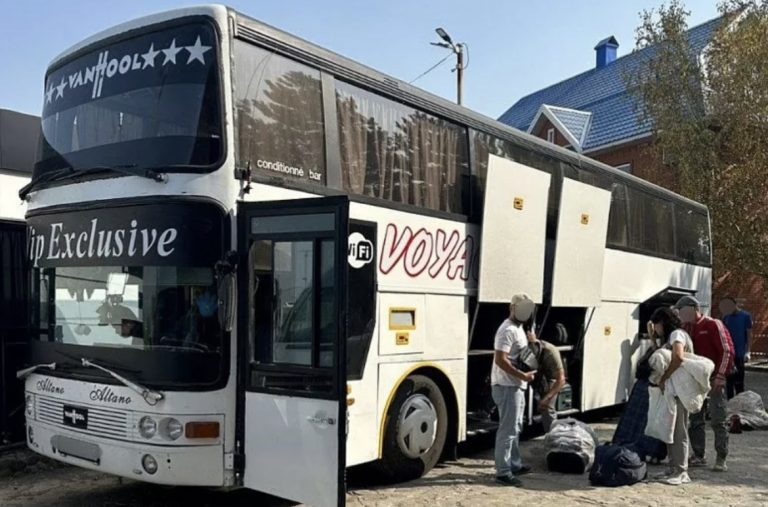 В Краснодаре полицейские остановили автобус; в котором находились 15 нелегальных мигрантов