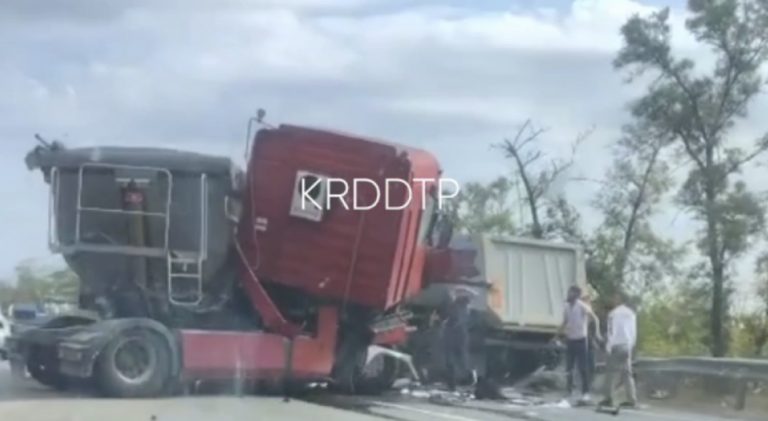 На Кубани столкнулись два большегруза