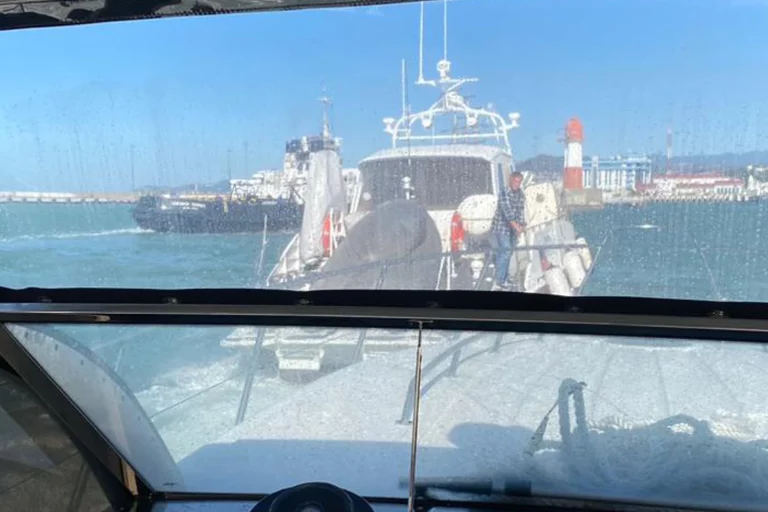 В море Сочи чуть не утонули туристы вместе с яхтой
