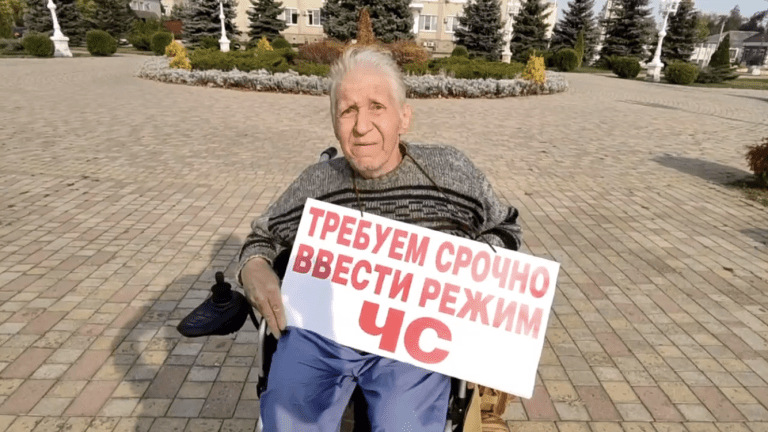 В Полтавской инвалид проводит пикет из-за пожара на свалке