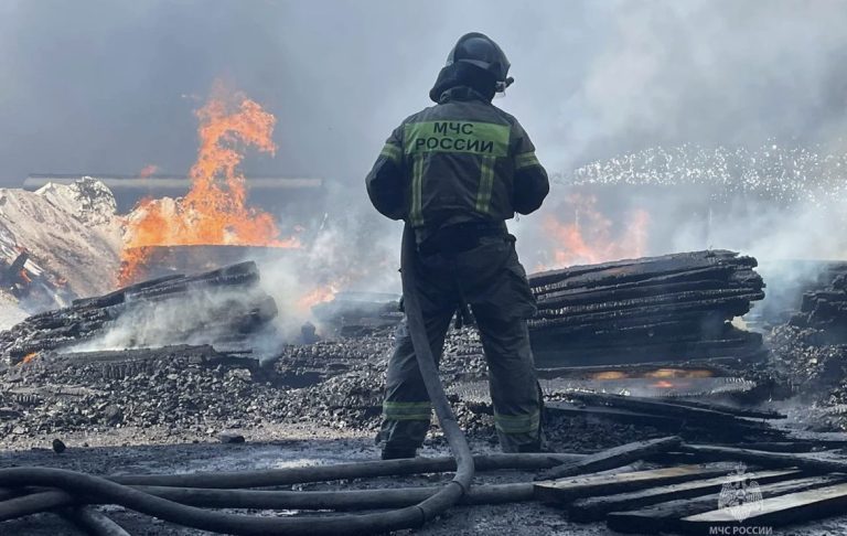 На Кубани при пожаре в частном доме заживо сгорели четыре человека