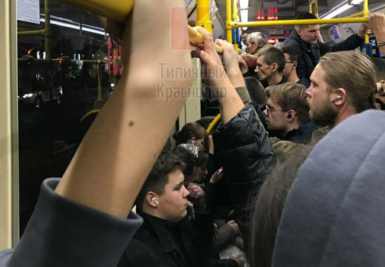 Жители Краснодара жалуются на переполненный общественный транспорт