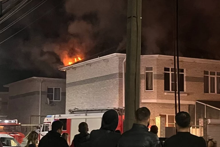 В Краснодаре мужчина поджёг таунхаусы