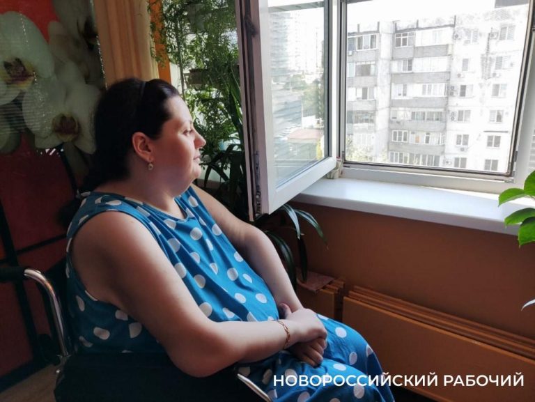 В Новороссийске женщина-инвалид несколько лет не выходит на улицу из-за отсутствия пандуса
