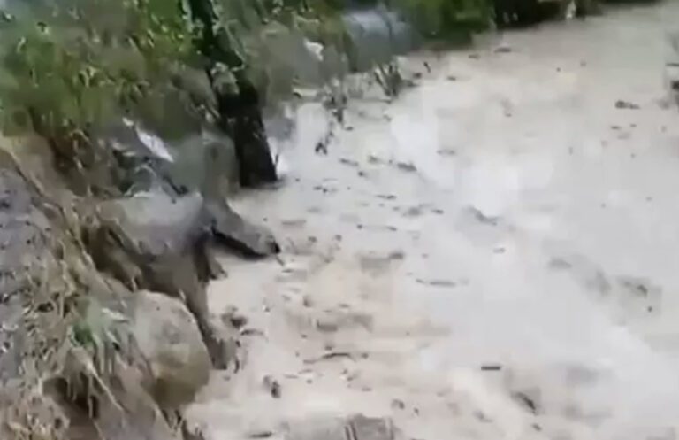В Туапсинском районе вода зашла во дворы жителей двух сел