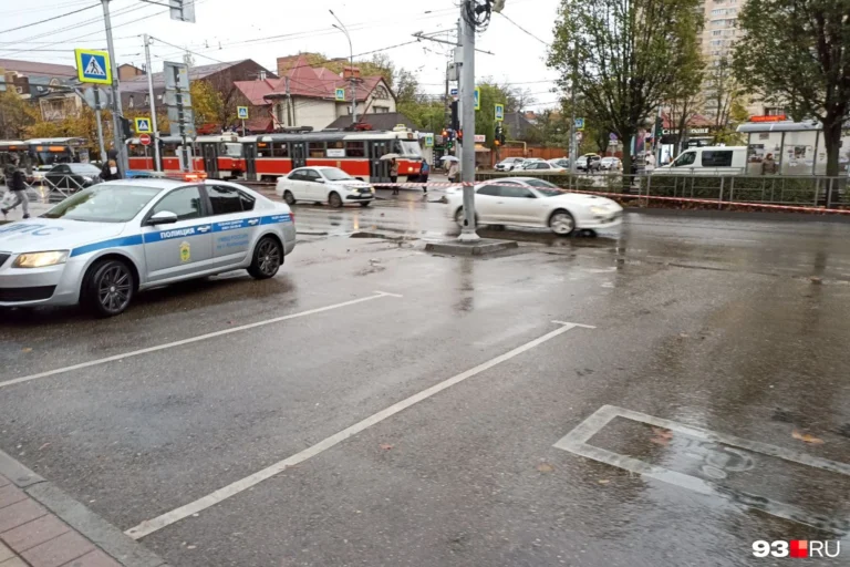Встречаем важных гостей: в Краснодаре по ул. Ставропольской перекрыли стоянки, работают полицейские