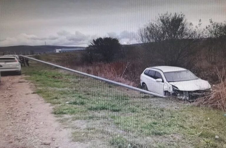 В Новороссийске автоледи на иномарке снесла линию электропередач