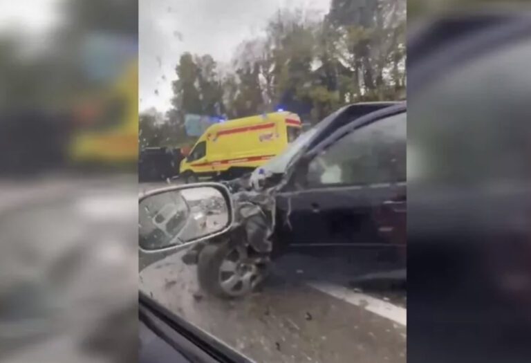 Под Туапсе после столкновения с легковушкой опрокинулся грузовик