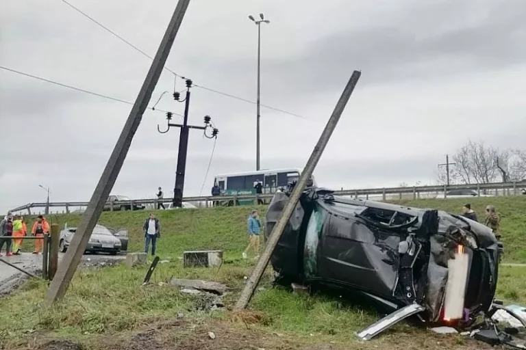 Под Краснодаром легковушка снесла опоры ЛЭП и оставила без света часть жителей станицы