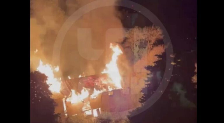 В Сочи этой ночью потушили пожар в заброшенном здании