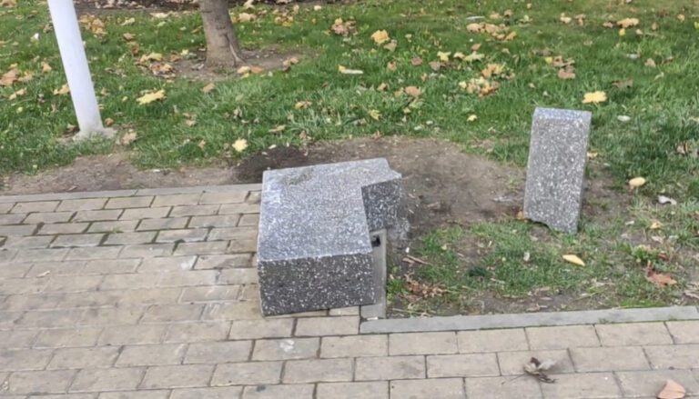 В Краснодаре вандалы сломали новые лавочки на аллее Котлярова