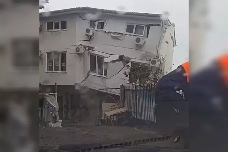 В Сочи из-за шторма рухнул трёхэтажный дом
