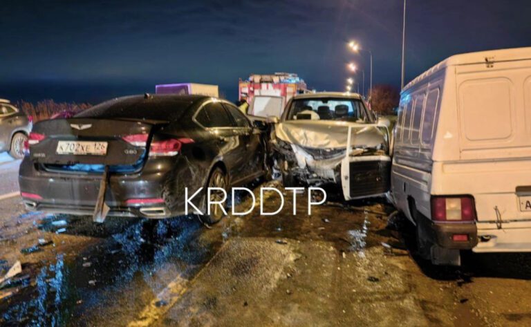 В Краснодаре на Ростовском шоссе в массовом ДТП погиб один человек