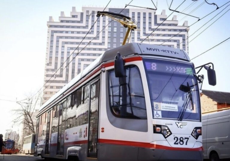 В краевой столице перед судом предстанет мужчина, который кинул бутылку в окно трамвая