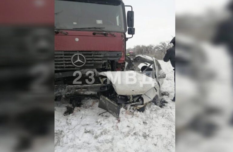 На Кубани в лобовом ДТП с грузовиком погибли две женщины