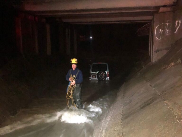 Под Туапсе спасатели пришли на помощь женщине-водителю едва не утонувшего в реке автомобиля