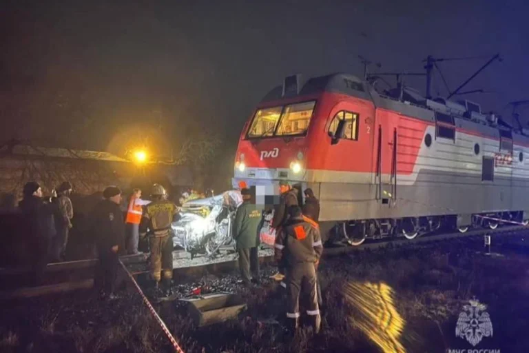 При столкновении поезда Владикавказ — Адлер с автомобилем погибли два человека