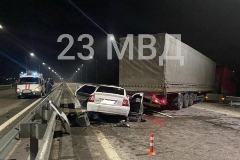 На Кубани большегруз смял «Приору», есть пострадавшие